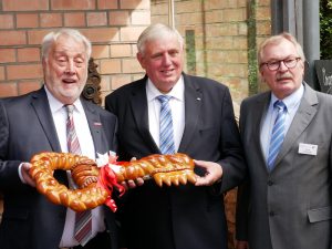 Mehr über den Artikel erfahren Minister Laumann eröffnet Erste Deutsche Bäckerfachschule